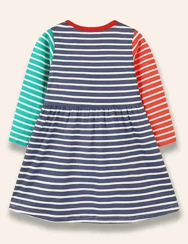 Weihnachtliches Kleid mit Tierfreund-Applikation und Colorblock