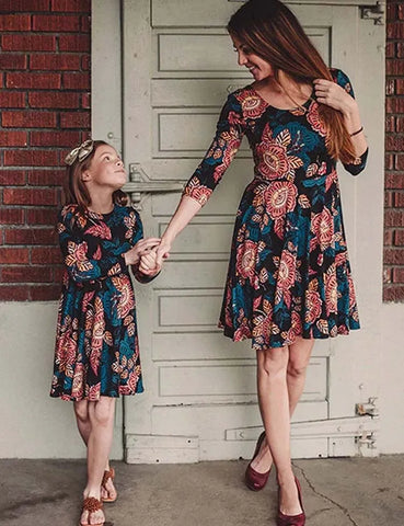 Blumenbedrucktes Familien-Partnerlook-Kleid