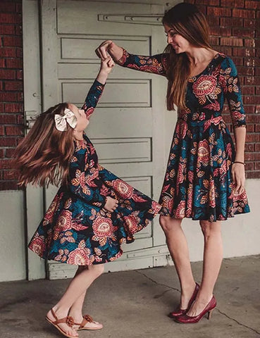 Blumenbedrucktes Familien-Partnerlook-Kleid