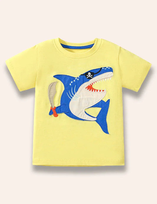 T-shirt con applicazione squalo pirata
