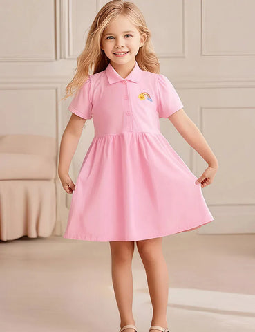 Kleines Kleid mit Regenbogenstickerei