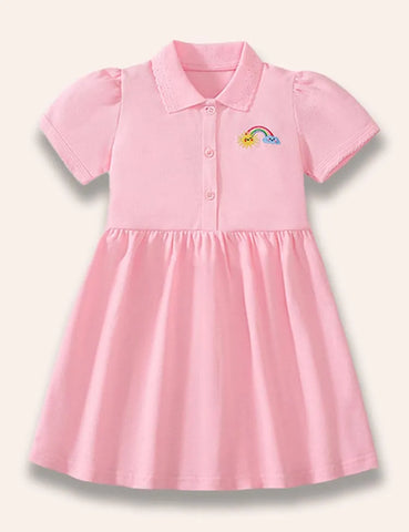 Kleines Kleid mit Regenbogenstickerei