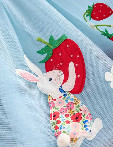 Tüllkleid mit Hasen- und Erdbeerapplikation