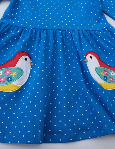 Liebliches Vogel-Sweatshirtkleid mit Punkten