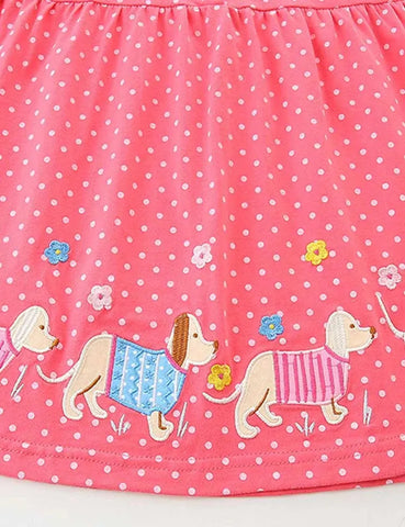 Gepunktetes Kleid mit Dackel-Applikation