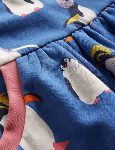 Kleid mit Penguin-Print und Tasche