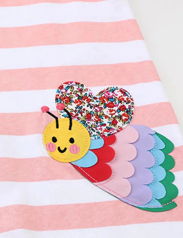 Gestreiftes Kleid mit Bunter Bienenapplikation