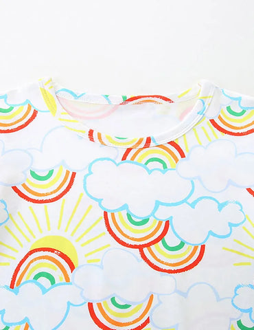Set pigiama con maglietta a maniche corte stampata con nuvole arcobaleno