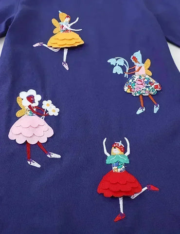 Niedliches Kleid Mit Elfenapplikation Und Langen Ärmeln